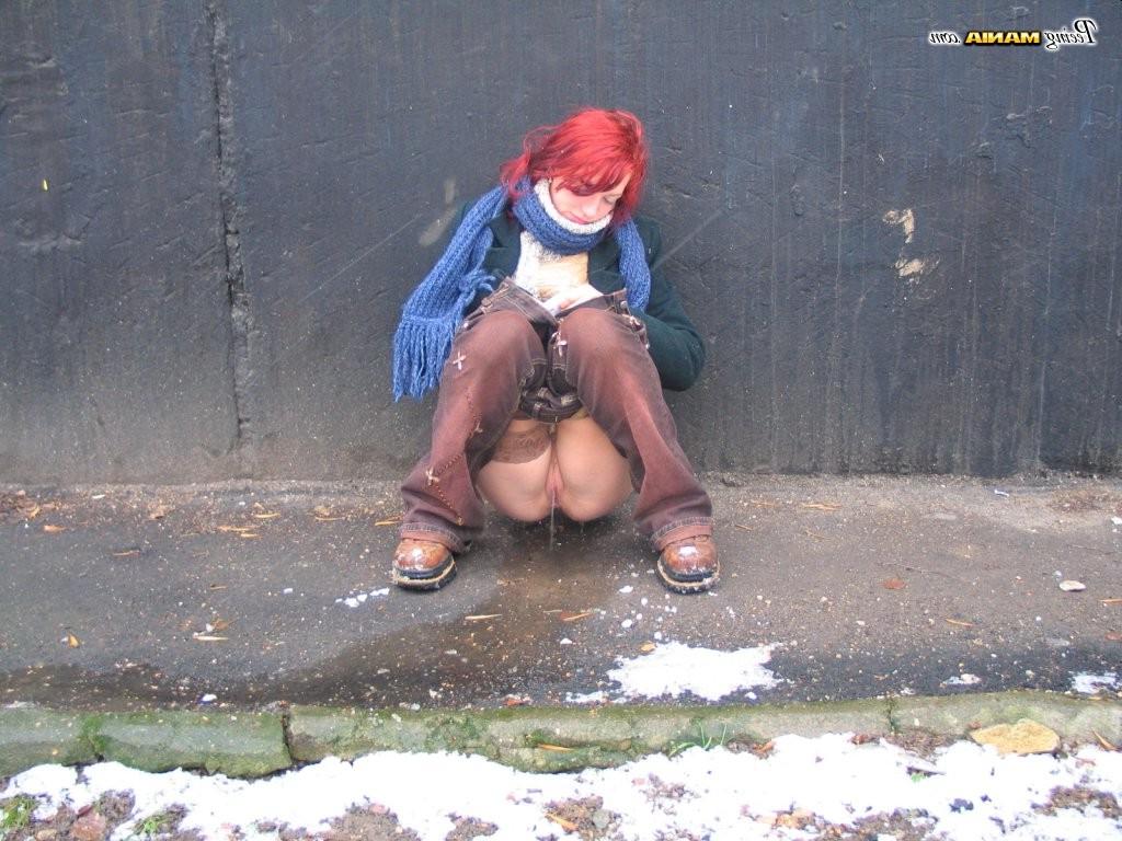 15P Naughty redhead does a slash and wipes her pussy behind a building