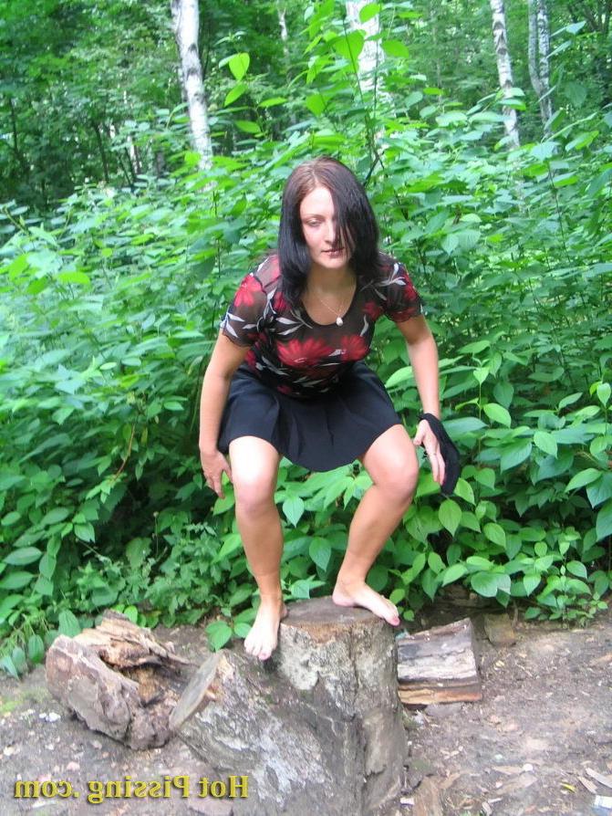 15P Naughty brunette climbs on a stub to empty her bladder with pleasure