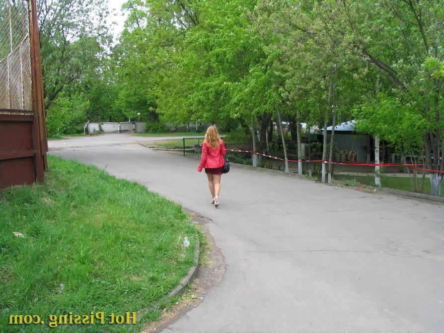 15P Nude ass and peeing pussy of a blondie in red caught on a voyeur cam