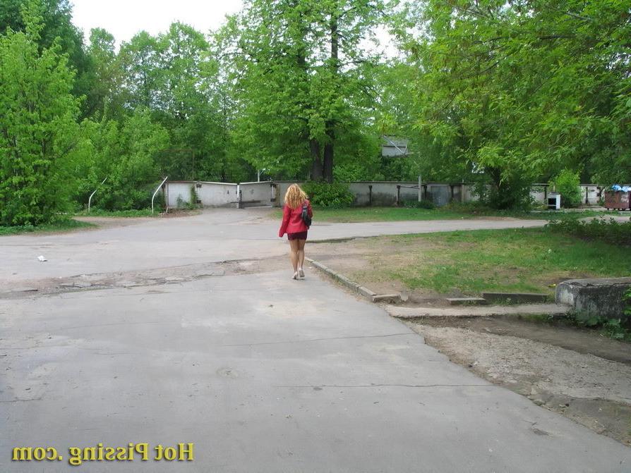 15P Nude ass and peeing pussy of a blondie in red caught on a voyeur cam