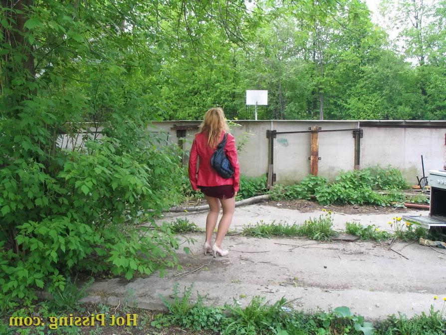 15P Nude ass and peeing pussy of a blondie in red caught on a voyeur cam
