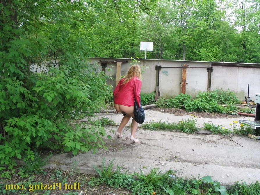 15P Nude ass and peeing pussy of a blondie in red caught on a voyeur cam