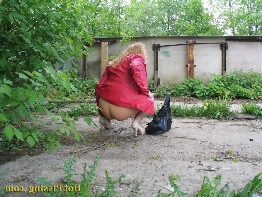 15P Nude ass and peeing pussy of a blondie in red caught on a voyeur cam