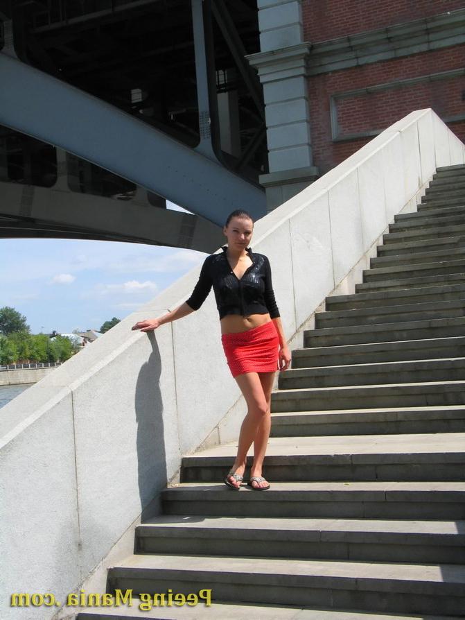 15P Brunette wants to pee so desperately that do it on the outdoor stairs