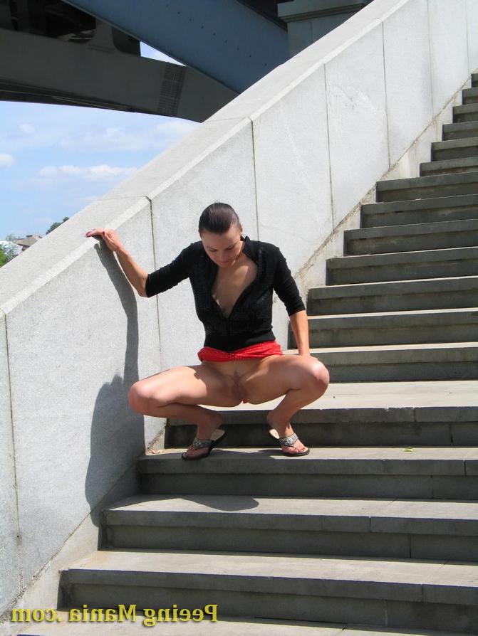 15P Brunette wants to pee so desperately that do it on the outdoor stairs