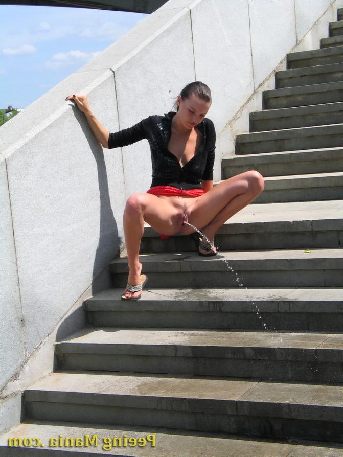 15P Brunette wants to pee so desperately that do it on the outdoor stairs