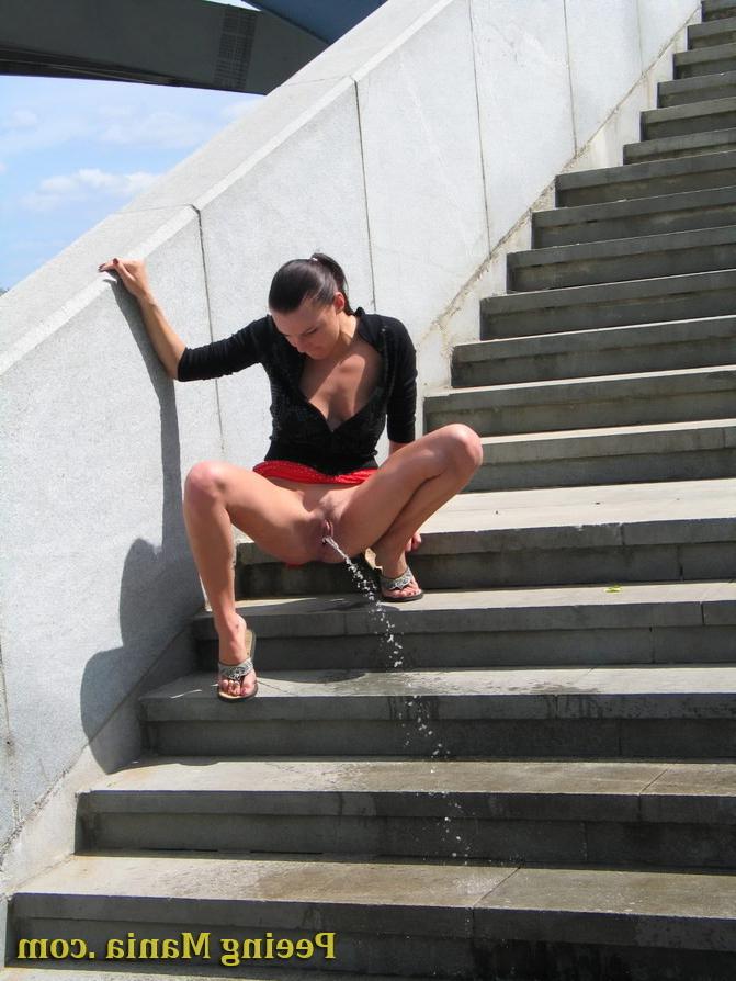 15P Brunette wants to pee so desperately that do it on the outdoor stairs