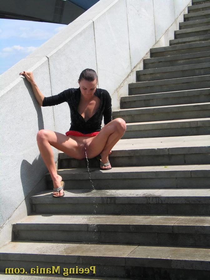 15P Brunette wants to pee so desperately that do it on the outdoor stairs
