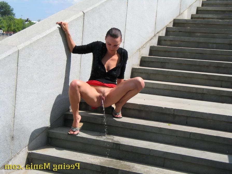 15P Brunette wants to pee so desperately that do it on the outdoor stairs
