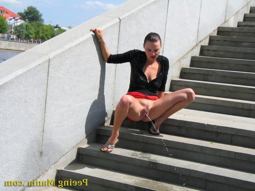 15P Brunette wants to pee so desperately that do it on the outdoor stairs