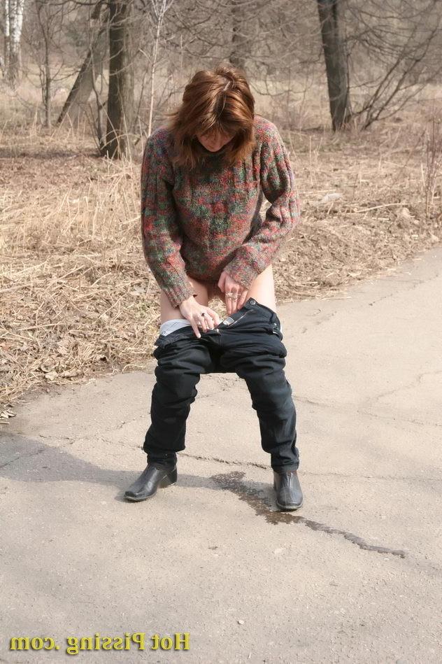 15P Sexy daring girl stops in the middle of the road to empty her bladder