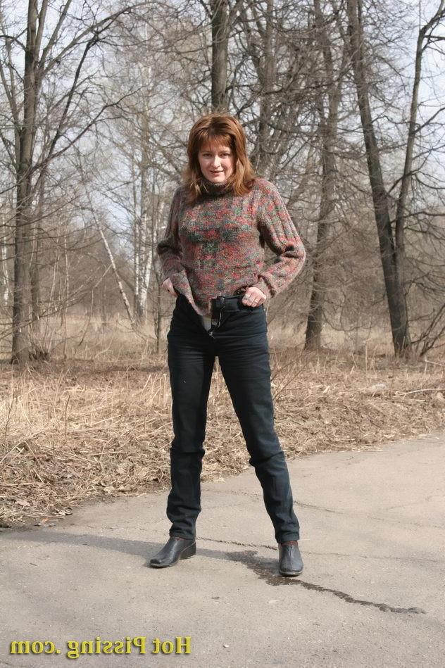 15P Sexy daring girl stops in the middle of the road to empty her bladder