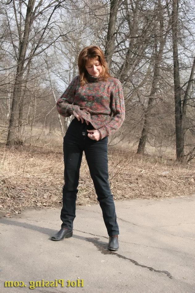 15P Sexy daring girl stops in the middle of the road to empty her bladder