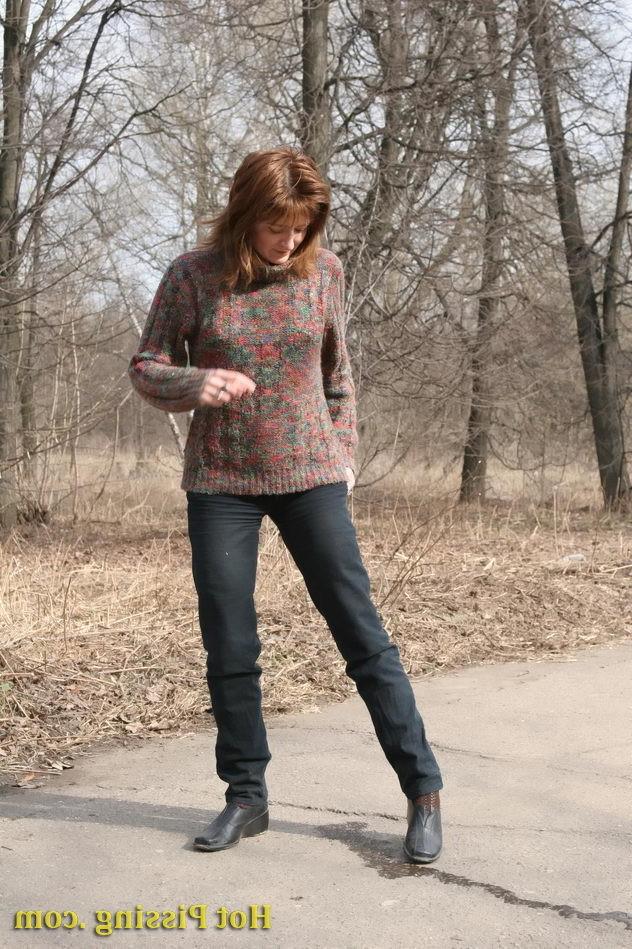 15P Sexy daring girl stops in the middle of the road to empty her bladder