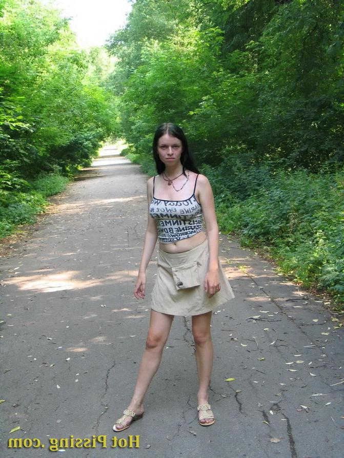 15P Amazing brunette squats in the middle of the road and starts leaking