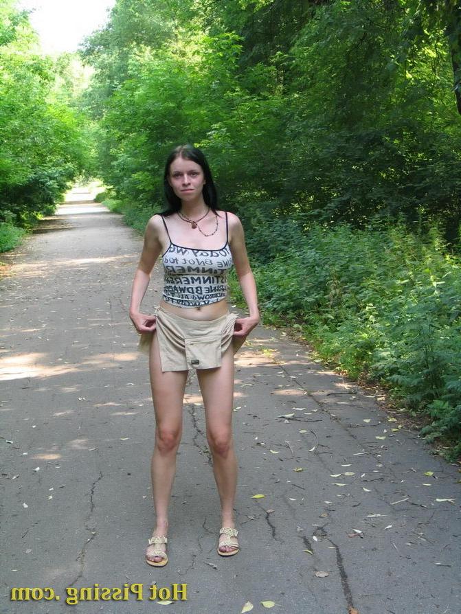 15P Amazing brunette squats in the middle of the road and starts leaking