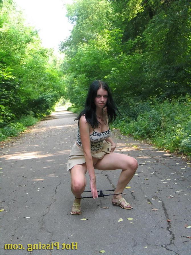 15P Amazing brunette squats in the middle of the road and starts leaking