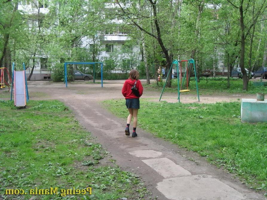 15P Dark-haired girl doing a pee-pee gets caught on spy camera in the park
