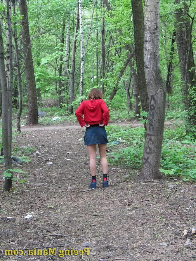 15P Dark-haired girl doing a pee-pee gets caught on spy camera in the park