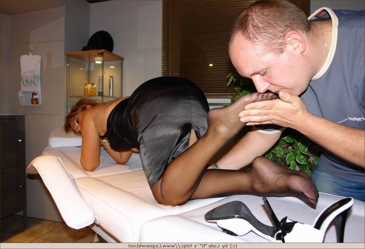 12P Amateur lady pleasing foot hungry guy