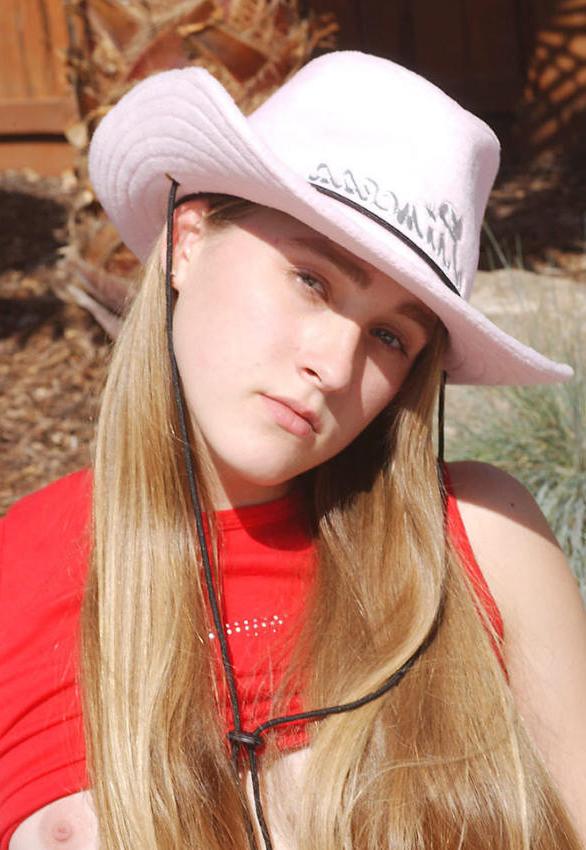 15P Sweet teen shows hairy teen outdoor