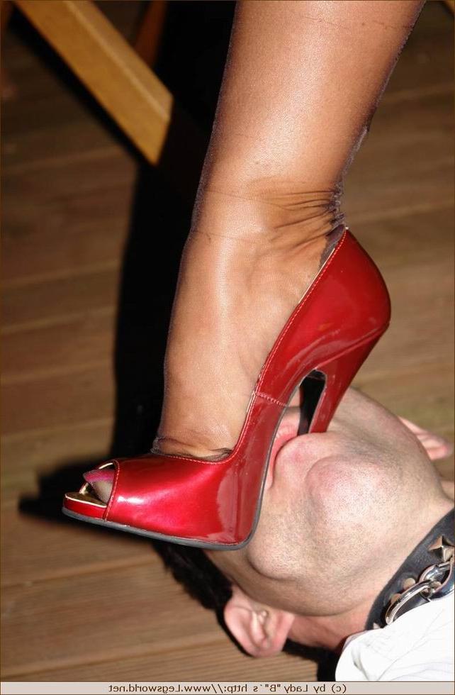 12P Lady in stockings foot teasing lucky guy