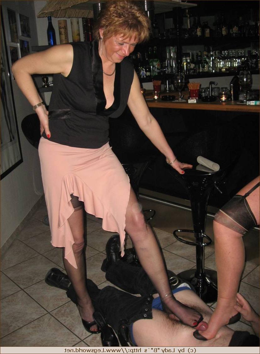 12P Amateurs in stockings foot pleasing a guy