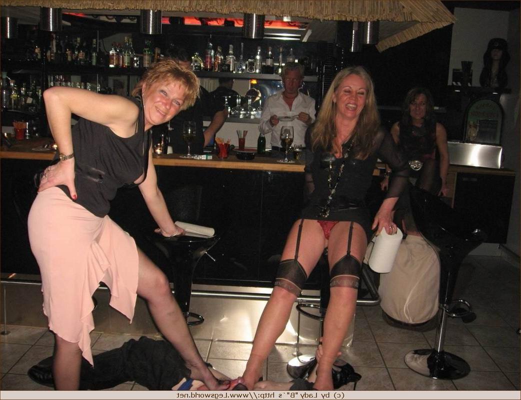 12P Amateurs in stockings foot pleasing a guy