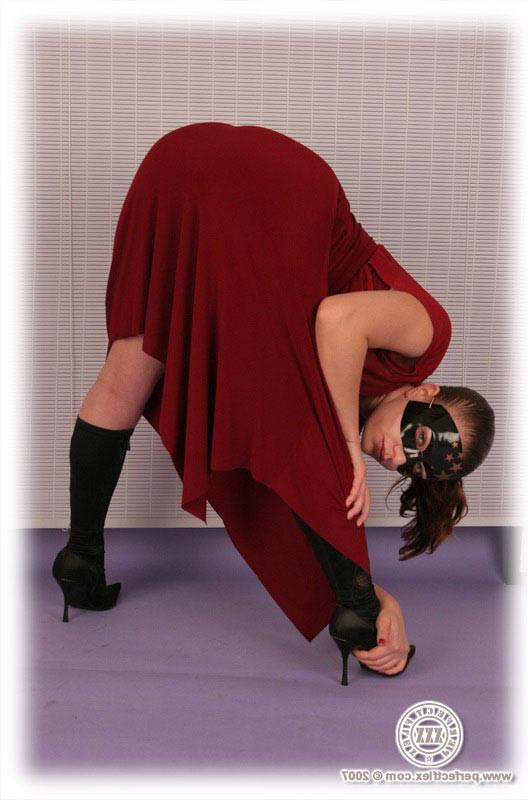 17P Masked flexible lady stuffing her shaved pussy with a pink dildo