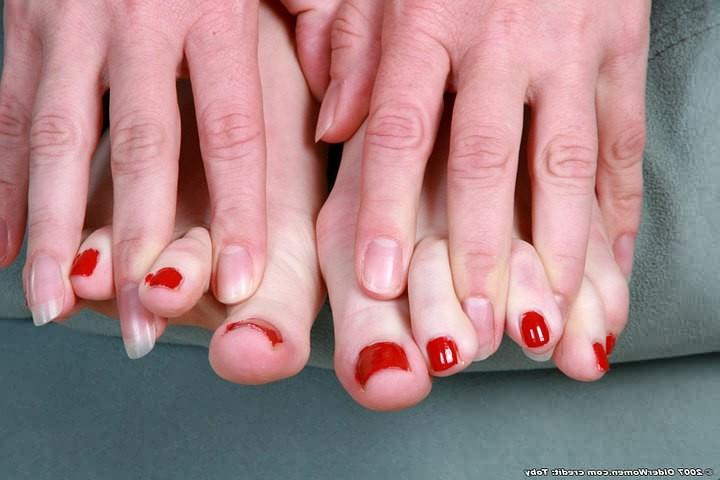 16P Mature Naked MILF Fondles Flexible Feet Sucks Long Painted Toes