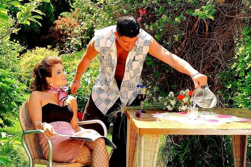 20P Rich housewive lets her two gardeners pee on her