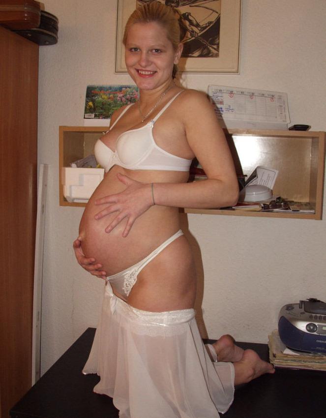 20P Preggo blonde spreading on the desk
