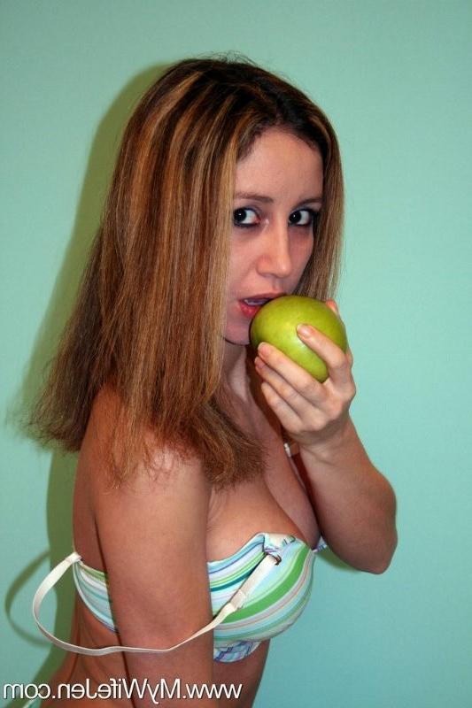 16P Housewife Jen gets messy with food