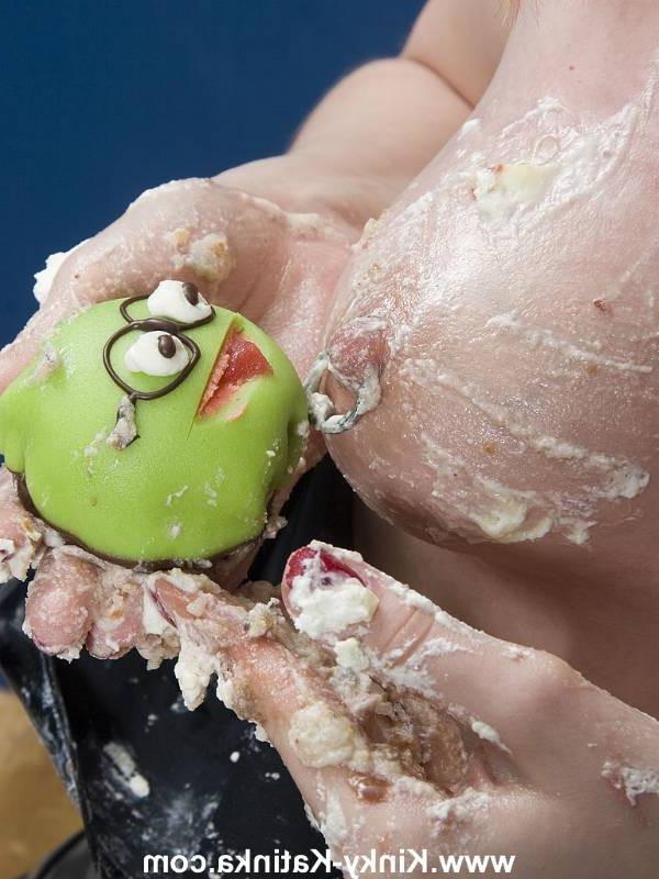 16P Latex girl gets messy with food