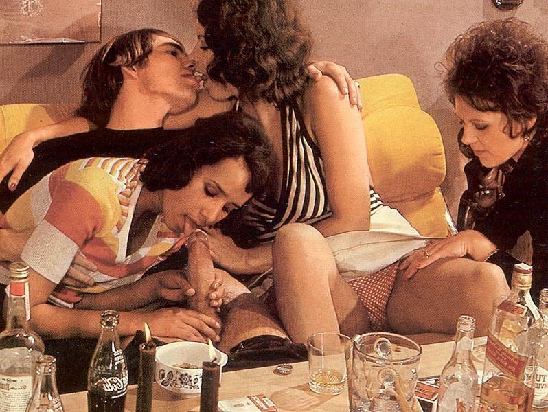 16P Lucky guy fucking three experienced retro pussies