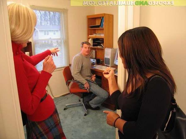 14P Ladys waching a guy jerk off at home