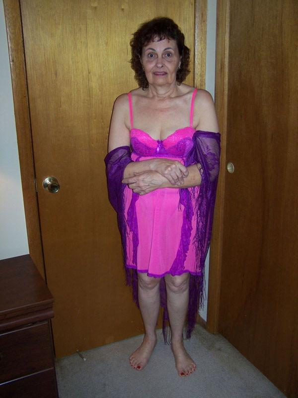 15P sexy mature pussy toying pictures