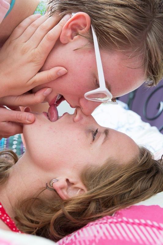16P Beautiful lesbians kissing passionatly and fisting