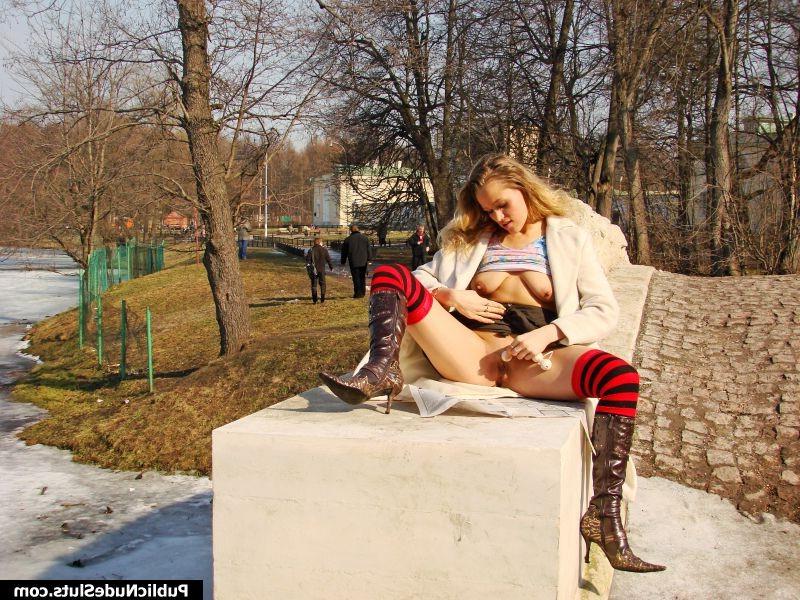 14P Horny bunny tickles her clitty and plays with vaginal beads in public