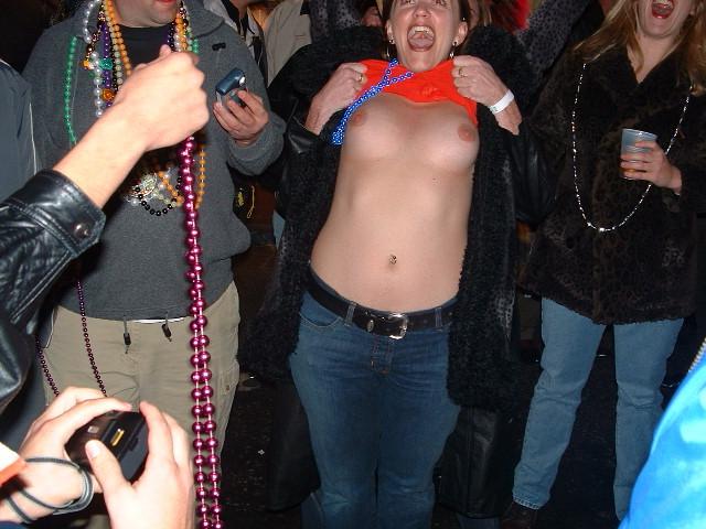 16P Drunk college girls flashing at outdoor mardi gras party