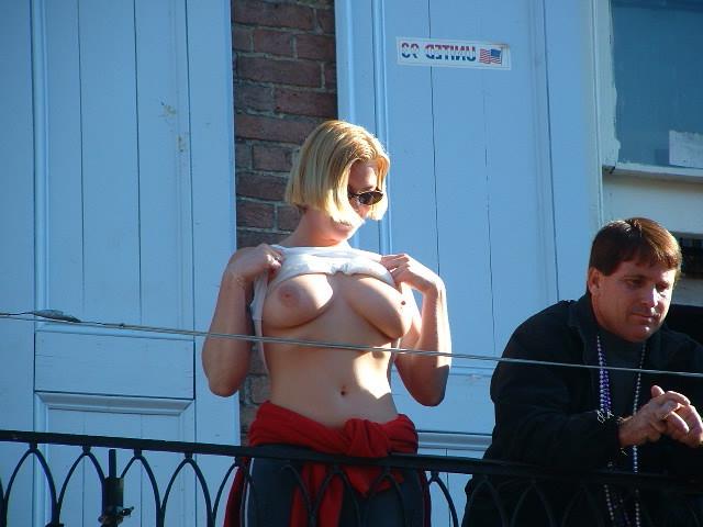 16P Drunk college girls flashing at outdoor mardi gras party