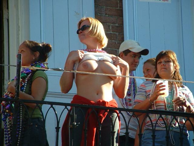 16P Drunk college girls flashing at outdoor mardi gras party