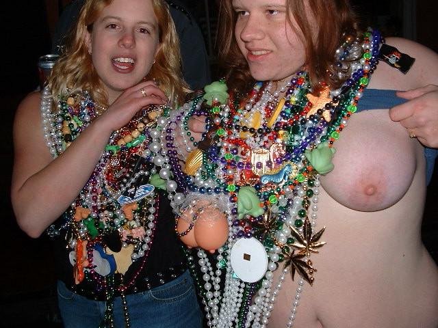 16P Drunk college girls flashing at outdoor mardi gras party