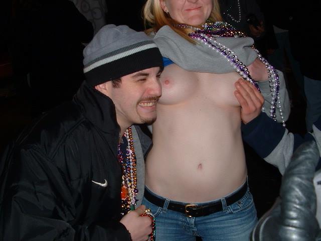 16P Drunk college girls flashing at outdoor mardi gras party
