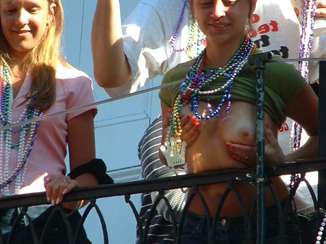 16P Drunk college girls flashing at outdoor mardi gras party
