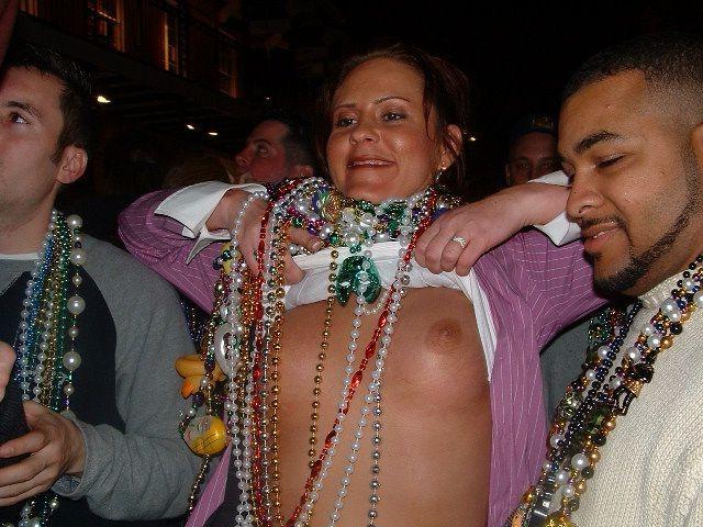 15P Wild drunks girls flashing tits for beads at madi gras