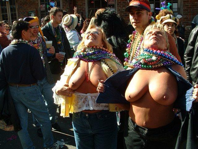 15P Wild drunks girls flashing tits for beads at madi gras