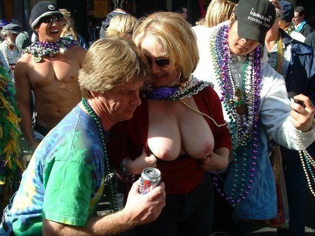 15P Wild drunks girls flashing tits for beads at madi gras