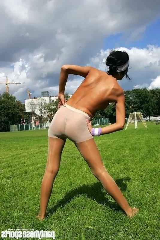15P Bare-breasted gymnast enjoys outdoor sports