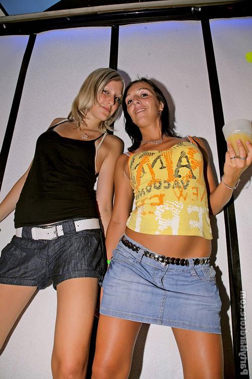 16P Horny girls sucking cocks at group party